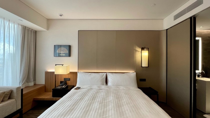 The Clan Hotel Deluxe Room bed